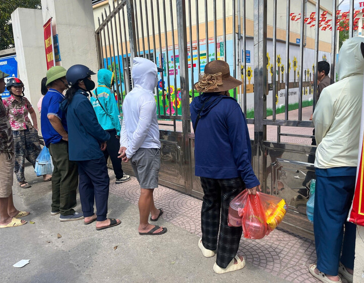 Les écoles de Hanoi demandent aux élèves d'apporter leur déjeuner, de nombreux parents laissent leurs enfants rester à la maison - 3