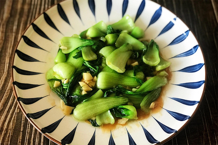 Với cải chip hấp tỏi, chúng ta có món ăn chế biến nhanh, bảo toàn được dinh dưỡng. (Ảnh: Sohu)