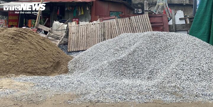 Giá vật liệu xây dựng tăng 'bốc đầu', giá nhà càng khó giảm. (Ảnh minh họa: Công Hiếu)