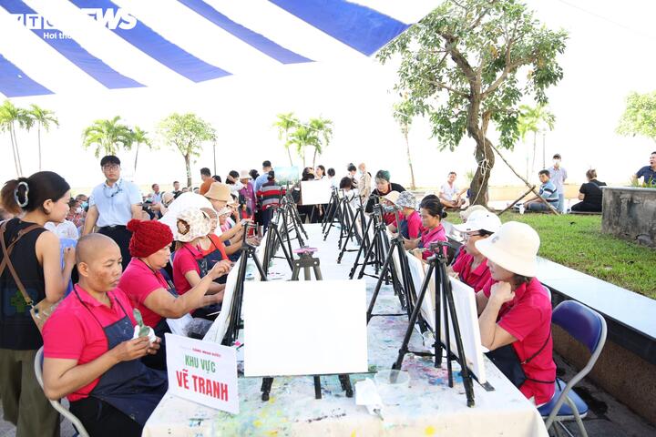 Bệnh nhân ung thư tham gia hoạt động vẽ tranh.