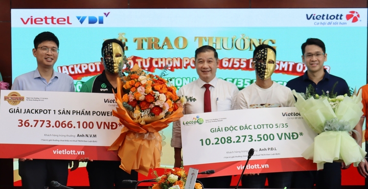 Vietlott trao giải độc đắc gần 37 tỷ đồng cho anh M. ở Thanh Hóa và trao giải độc đắc hơn 10 tỷ đồng cho anh L. ở Hà Tĩnh. (Ảnh: Đại Việt)