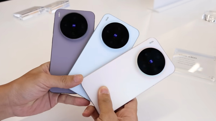 vivo X300의 ZEISS 원형 카메라 클러스터는 섬세하게 제작되어 매끄럽고 고급스러운 느낌을 선사합니다. (사진: VVS)