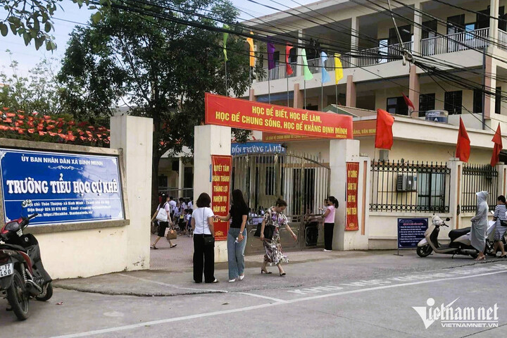Ce matin, le 20 octobre, de nombreux parents de l'école primaire de Cu Khe (commune de Binh Minh, Hanoi) ont décidé de laisser leurs enfants rester à la maison pour protester contre la politique de l'école.