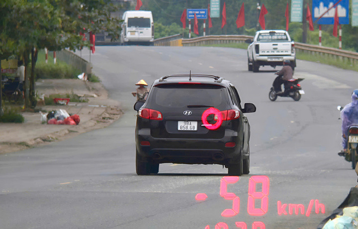 Ô tô chạy quá tốc độ trong khu dân cư.