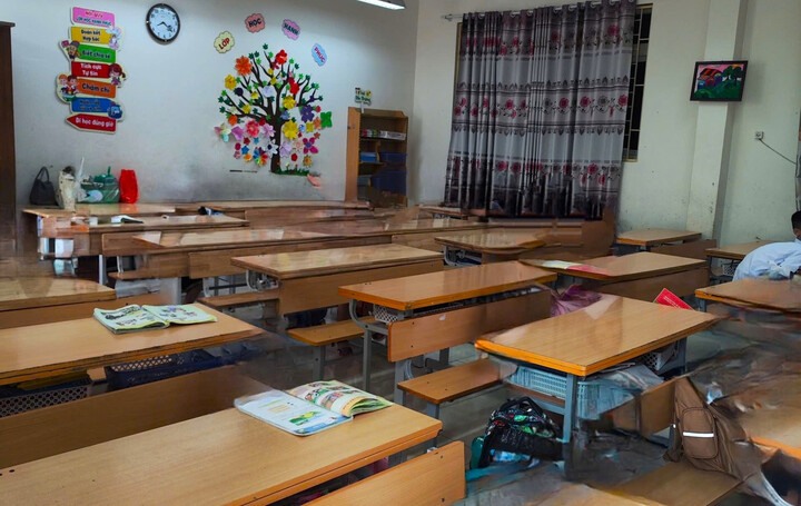 Les repas que les parents préparent pour leurs enfants et qu'ils apportent à l'école sont placés au fond de la classe.