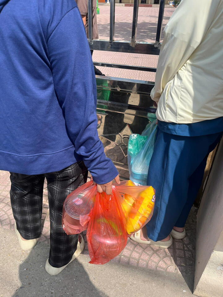 Les écoles de Hanoi demandent aux élèves d'apporter leur déjeuner, mais de nombreux parents laissent leurs enfants rester à la maison - 5