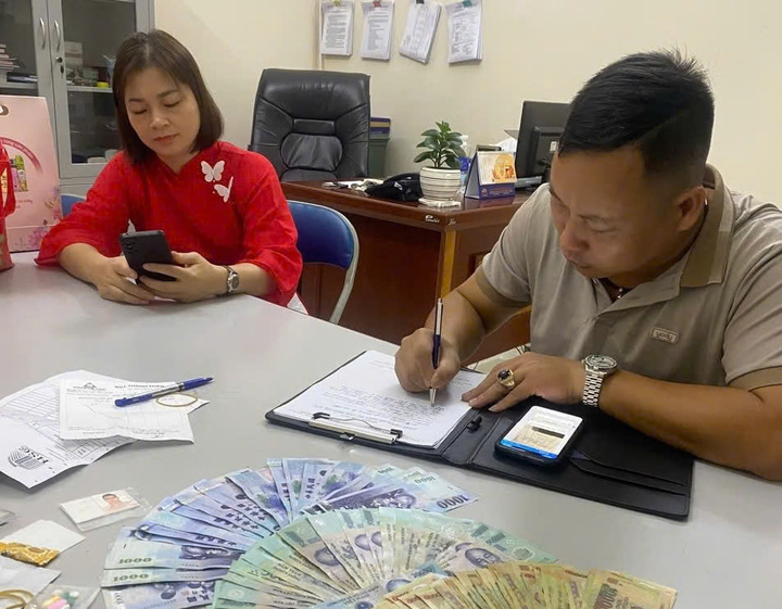 Hành khách bỏ quên gần 26 triệu đồng trên tàu Hà Nội - Lào Cai