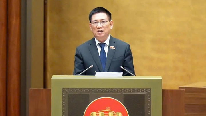 Phó Thủ tướng Hồ Đức Phớc trình bày Báo cáo đánh giá tình hình và kết quả 5 năm thực hiện Nghị quyết số 31/2021/QH15 ngày 12/11/2021 của Quốc hội về Kế hoạch cơ cấu lại nền kinh tế giai đoạn 2021-2025.