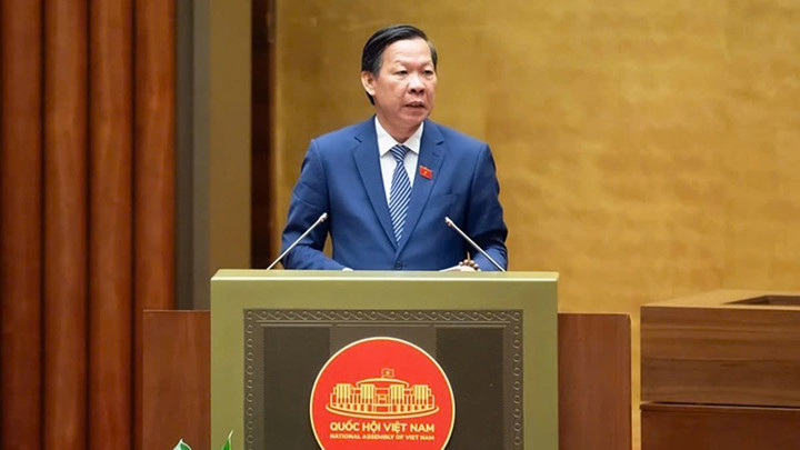 Chủ nhiệm Ủy ban Kinh tế và Tài chính Phan Văn Mãi trình bày Báo cáo Thẩm tra đánh giá tình hình kết quả thực hiện Nghị quyết số 31/2021/QH15 ngày 12/11/2021 của Quốc hội về Kế hoạch cơ cấu lại nền kinh tế giai đoạn 2021-2025.