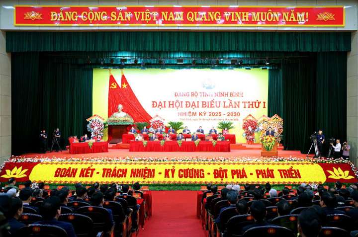 Sáng 1/10, Đảng bộ tỉnh Ninh Bình tổ chức khai mạc trọng thể Đại hội đại biểu Đảng bộ tỉnh lần thứ I, nhiệm kỳ 2025 - 2030. Đây là Đại hội đầu tiên sau hợp nhất 3 tỉnh Nam Định, Hà Nam, Ninh Bình (cũ) thành tỉnh Ninh Bình (mới), Đại hội mang ý nghĩa đặc biệt quan trọng, ghi dấu bước phát triển mới của Ninh Bình sau khi sáp nhập; khẳng định tinh thần đoàn kết, quyết tâm đổi mới và phát triển, tạo tiền đề để Ninh Bình tăng tốc, bứt phá mạnh mẽ trong giai đoạn tới.