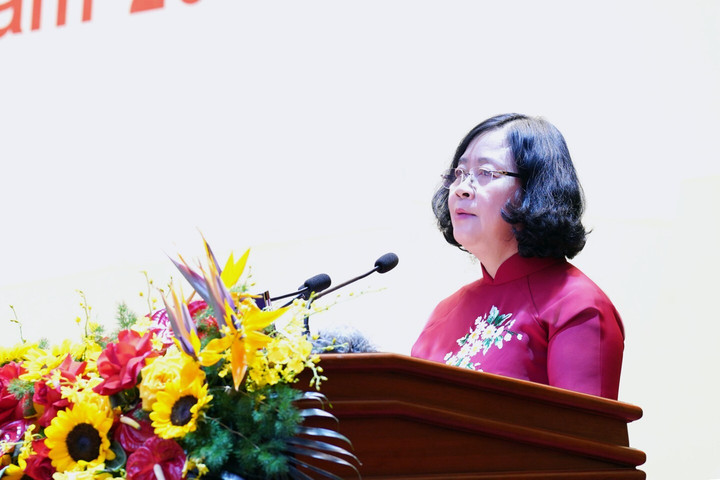 Phát biểu chỉ đạo tại Đại hội, bà Bùi Thị Minh Hoài, Ủy viên Bộ Chính trị, Bí thư Thành ủy Hà Nội chúc mừng và biểu dương những thành tựu mà Đảng bộ, chính quyền, lực lượng vũ trang và Nhân dân các dân tộc tỉnh Lạng Sơn đã đạt được trong thời gian qua.