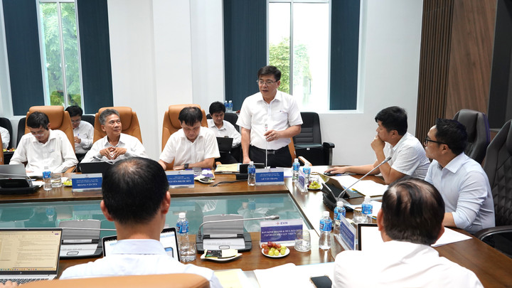 Ông Lê Văn Trang – Chủ tịch HĐTV EVNSPC - phát biểu tại buổi làm việc.