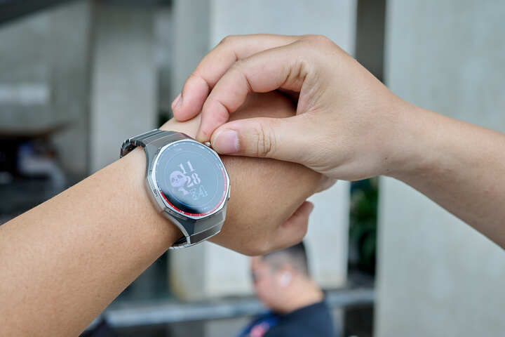 Trải nghiệm Huawei Watch GT6 Pro Titanium: Tốt gỗ, tốt cả nước sơn Thiết kếĐôi khi quên chỗ để bộ sạcSự đánh đổi "thông minh" lấy "chính xác"