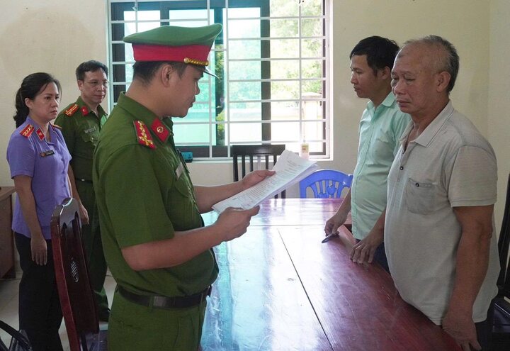 Cơ quan CSĐT Công an tỉnh Phú Thọ thi hành quyết định khởi tố bị can Phan Văn Phòng (áo phông trắng). (Ảnh: Công an tỉnh Phú Thọ)