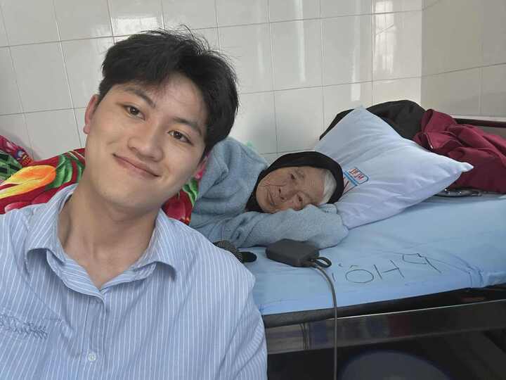 Nam là cháu trai được bà yêu thương nhất.
