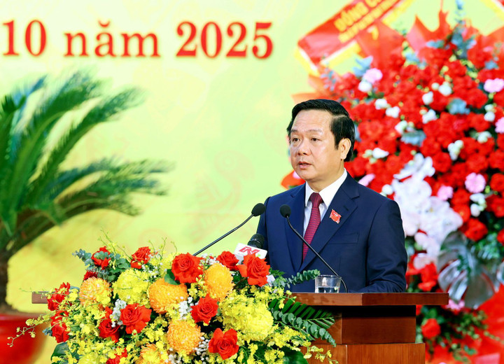 Ông Phạm Quang Ngọc, Phó Bí thư Tỉnh ủy, Chủ tịch UBND tỉnh, thay mặt Đoàn Chủ tịch trình bày tóm tắt Dự thảo Báo cáo chính trị trình Đại hội.