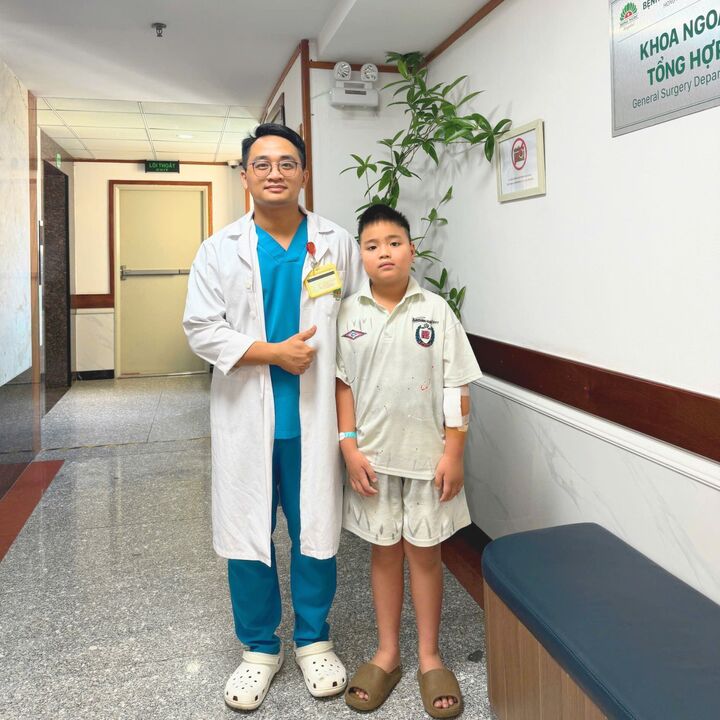 Bác sĩ Nguyễn Văn Tú (Khoa Ngoại tổng hợp BVĐK Hồng Ngọc) động viên bệnh nhi trong quá trình hồi phục sau mổ.
