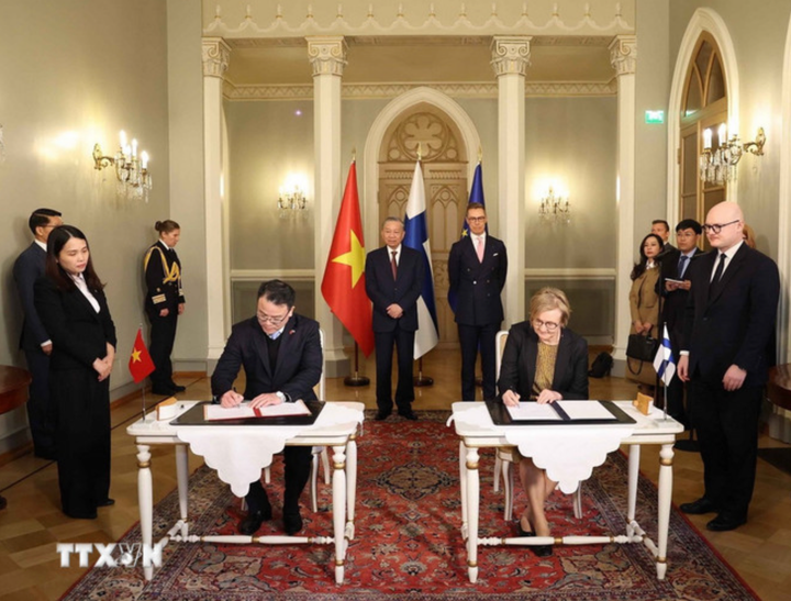 Tổng Bí thư Tô Lâm và Tổng thống Cộng hòa Phần Lan Alexander Stubb chứng kiến lễ ký Biên bản ghi nhớ giữa Bộ Tài chính Việt Nam và Cơ quan tín dụng xuất khẩu Phần Lan (Finnvera). (Ảnh: Thống Nhất/TTXVN)
