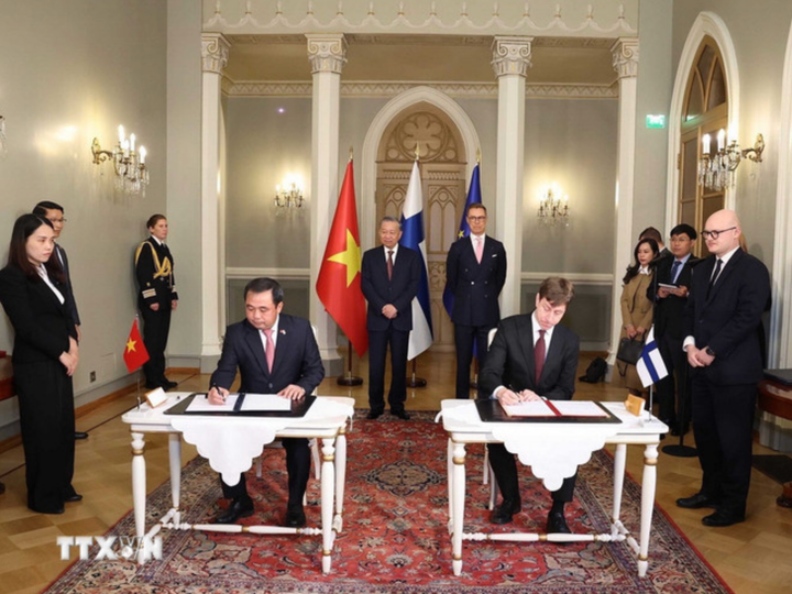 Tổng Bí thư Tô Lâm và Tổng thống Cộng hòa Phần Lan Alexander Stubb chứng kiến lễ ký Bản ghi nhớ về hợp tác song phương trong lĩnh vực môi trường, đa dạng sinh học và biến đổi khí hậu giữa Bộ Nông nghiệp và Môi trường Việt Nam và Bộ Môi trường Phần Lan. (Ảnh: Thống Nhất/TTXVN)