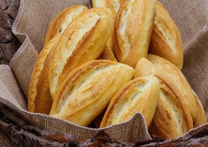 Người tiêu dùng nên chỉ mua lượng bánh vừa đủ dùng trong ngày, vừa tránh lãng phí thực phẩm, vừa đảm bảo an toàn cho sức khỏe.