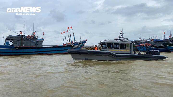 Lực lượng Bộ đội Biên phòng TP Huế kêu gọi tàu thuyền vào nơi an toàn, tránh trú bão.