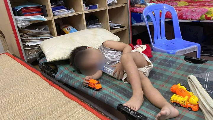 Bé trai nghi bị bỏ rơi, được Công an phường Nha Trang tiếp nhận, chăm sóc (Ảnh: CACC).