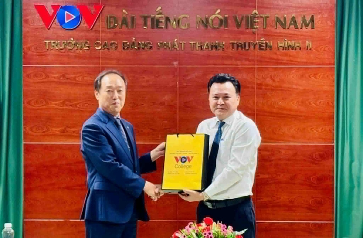 ການນຳສອງຫົວໜ່ວຍໄດ້ແລກປ່ຽນບົດບັນທຶກຊ່ວຍຈຳ.