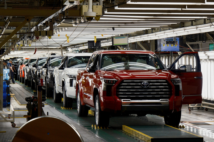 Xe tải Tundra và SUV Sequoia rời dây chuyền lắp ráp sau khi hoàn thiện tại nhà máy sản xuất xe tải của Toyota ở San Antonio, bang Texas, Mỹ. (Ảnh: Reuters)