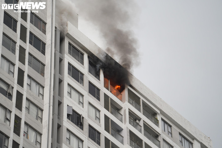 Lực lượng Cảnh sát PCCC TP.HCM dập tắt vụ cháy tại tầng 27 chung cư RiverGate, cứu 2 người mắc kẹt và hướng dẫn hàng trăm cư dân thoát ra ngoài an toàn.