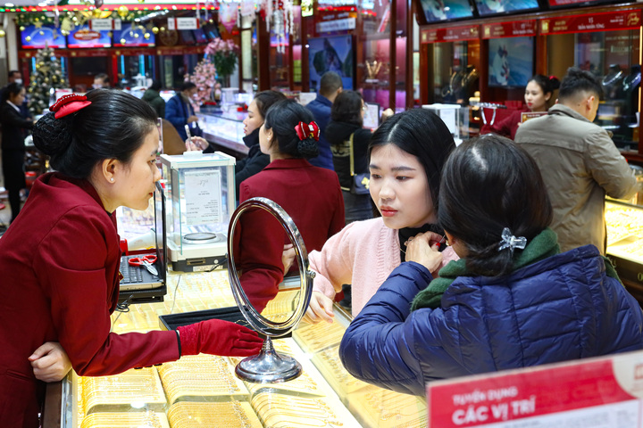 Giá vàng trong nước hôm nay tiếp tục đạt đỉnh mới. (Ảnh: Công Hiếu).