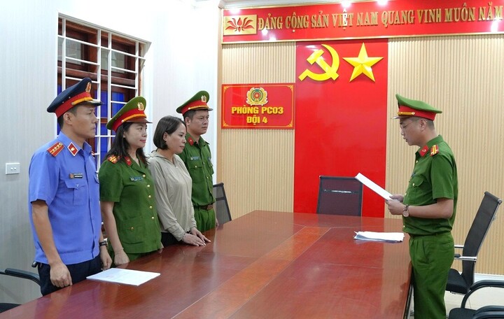 Cơ quan Cảnh sát điều tra Công an tỉnh Nghệ An đọc lệnh khởi tố vụ án, khởi tố bị can và bắt tạm giam Phan Thị Mai. (Ảnh: Công an Nghệ An)