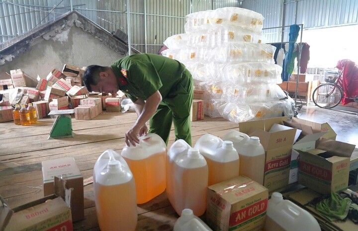 Lực lượng công an kiểm tra dầu ăn giả tại Công ty An Thịnh Food.