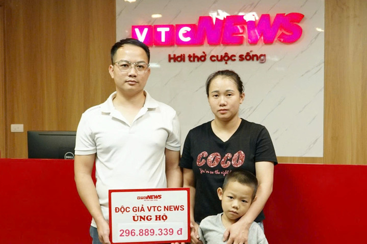 Gia đình bé La Nhật Hoà đón nhận sự giúp đỡ từ bạn đọc Báo Điện tử VTC News.
