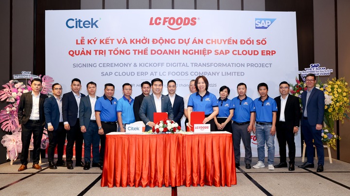 M. Nguyen Cong Tan - Directeur général de Citek (à gauche, au centre) et Mme Huynh Vu Thi Minh Loan - Directrice générale de LC Foods Group (à droite, au centre) lors de la cérémonie de signature et de lancement du projet de transformation numérique de gestion d'entreprise SAP Cloud ERP à Ho Chi Minh-Ville le 20 octobre.