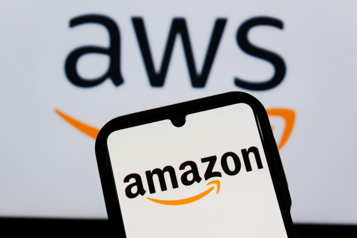 ໂລໂກ້ Amazon ແລະ AWS - ສອງສັນຍາລັກທີ່ມີປະສິດທິພາບຂອງອິນເຕີເນັດ - ກາຍເປັນຈຸດໃຈກາງຂອງຄວາມສົນໃຈໃນເວລາທີ່ບັນຫາພື້ນຖານໂຄງລ່າງເຮັດໃຫ້ການບໍລິການອອນໄລນ໌ທົ່ວໂລກຖືກລົບກວນ. (ທີ່ມາ: Getty Images)