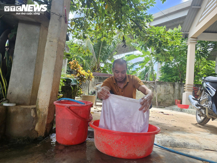 Mỗi khi bùn đất vào nhà , anh Cường lại nghỉ làm để dọn dẹp, mua sách vở, quần áo mới cho con.