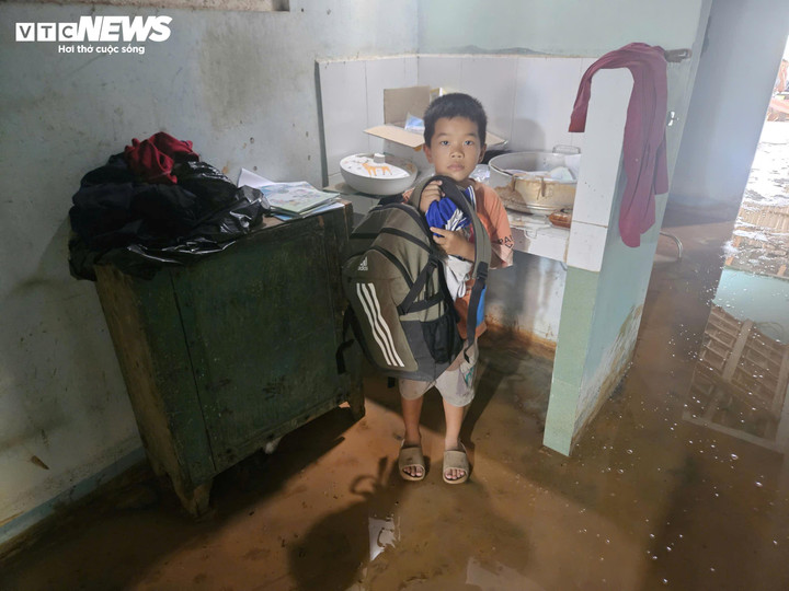 Con trai anh Cường là cháu Phạm Khánh Quang (SN 2018) kể, tối 16/10, khi đang ngủ thì đất đá đổ xuống nhà, chỉ kịp chạy thoát thân, toàn bộ sách vở, quần áo đều bẩn ướt sũng. Sáng dậy phải mặc đồ bẩn đi học.