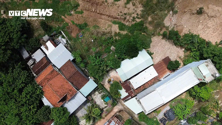 Trả lời câu hỏi "Tại sao không di dời các hộ dân này đến khu tái định cư?", vị này cho biết, do các hộ dân trên nằm ngoài phạm vi giải phóng mặt bằng không thuộc diện di dời, nên các đơn vị thi công chỉ hỗ trợ đền bù. Địa phương cũng đang xin ý kiến, hướng dẫn gửi tỉnh và Sở Nông nghiệp và Môi trường về việc di dời các hộ dân này, tuy nhiên đang vướng nhiều quy định, chưa có hướng dẫn.