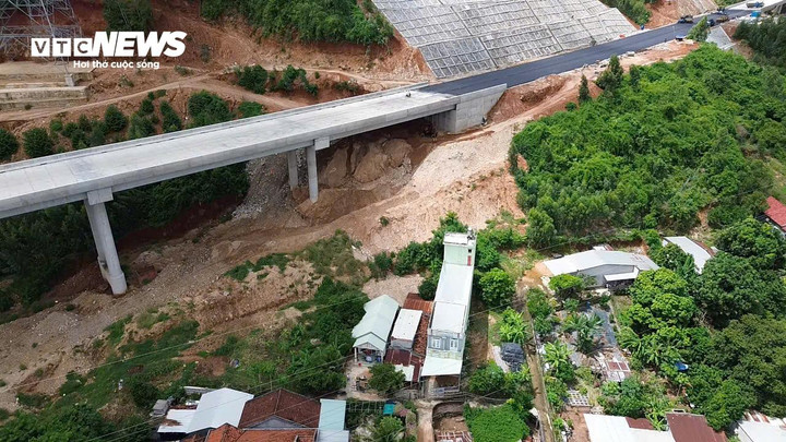 Hơn 2 năm qua, cứ đến mùa mưa, hàng chục hộ dân ở rìa cao tốc Quy Nhơn - Chí Thạnh(thôn Long Bình, xã Tuy An Bắc, Đắk Lắk) lại bao phen khổ sở, bỏ chạy giữa khuya vì bùn đất công trường thi công cao tốc tràn vào nhà.