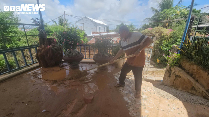 Sát vách nhà anh Cường, ông Phạm Ngọc Phi (50 tuổi) cho hay đây đã là lần thứ 6 bùn đất trên công trường đường cao tốc sạt xuống nhà ông sau mưa lớn. "Chúng tôi nhiều lần kiến nghị, ban quản lý dự án cũng cho người xuống cùng dọn dẹp như đâu lại vào đó. Mỗi lần mưa xuống là không ở được, thấp thỏm xuống đêm" - ông Phi nói.
