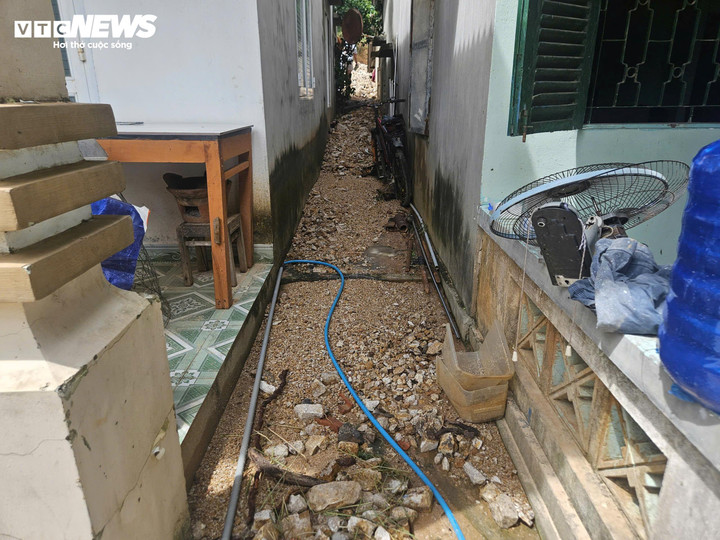 Lãnh đạo UBND xã Tuy An Bắc cho hay, nguyên nhân bùn đất tràn vào nhà dân là do các đơn vị thi công làm đường công vụ sau khi làm xong không dọn dẹp đất nền đường, nên khi mưa lớn bị sạt trượt do khối lượng đất đắp đường công vụ khá lớn.