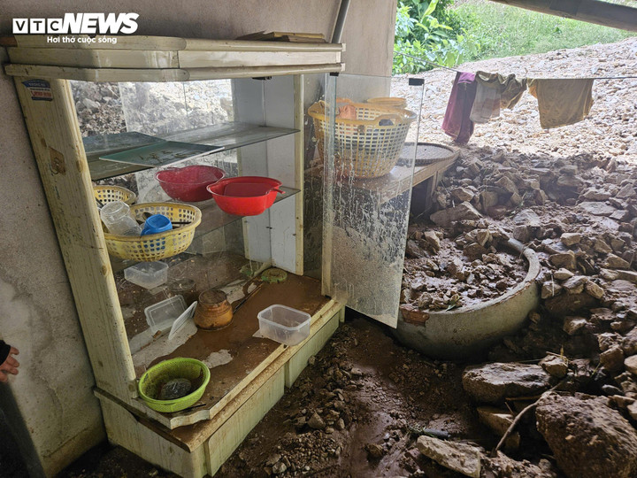 Liên quan đến sự việc trên, đại diện Ban Quản lý dự án 85 (chủ đầu tư dự án cao tốc Quy Nhơn - Chí Thạnh) cho hay trong vòng 7 ngày tới, đơn vị thi công sẽ thanh thải toàn bộ đường công vụ. "Sau khi kết thúc dự án vào ngày 19/12, nhà thầu thiết kế thêm hàng rào bằng rọ đá cao 2m chạy dọc ranh giải phóng mặt bằng để ngăn chặn đất đá đổ xuống, ngoài ra sẽ nắn dòng chảy nước mưa về cống thoát nước địa phương không chảy trực tiếp vào nhà dân" - Lãnh đạo Ban quản lý dự án 85 nói.