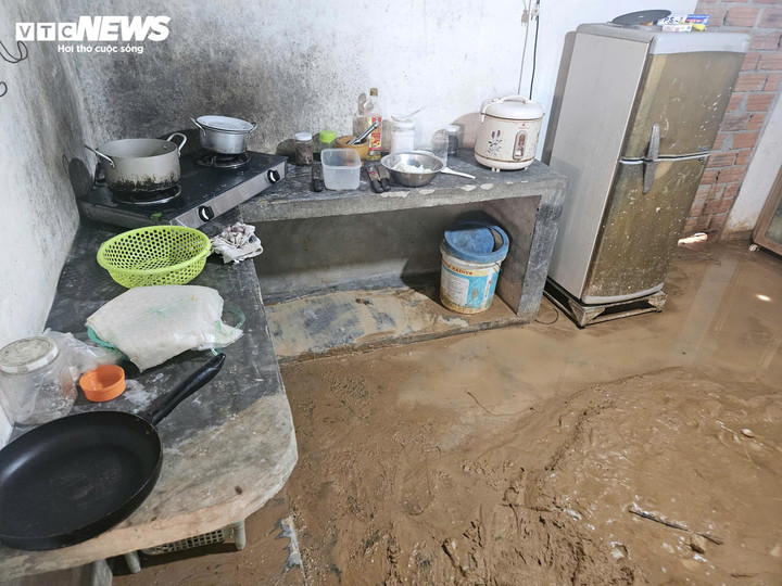 Sau trận mưa ngày 16/10 vừa qua, bùn đất tràn khắp nhà, vào cả gian bếp. "Tôi phải mua cơm hộp cho 2 cha con ăn qua ngày và đưa con đến nhà hàng xóm trú ẩn chứ thật sự không ở được. Nhiều lần kiến nghị lên cơ quan chức năng để di dời, đảm bảo an toàn cho gia đình như chưa được giải quyết" - anh Cường kể.