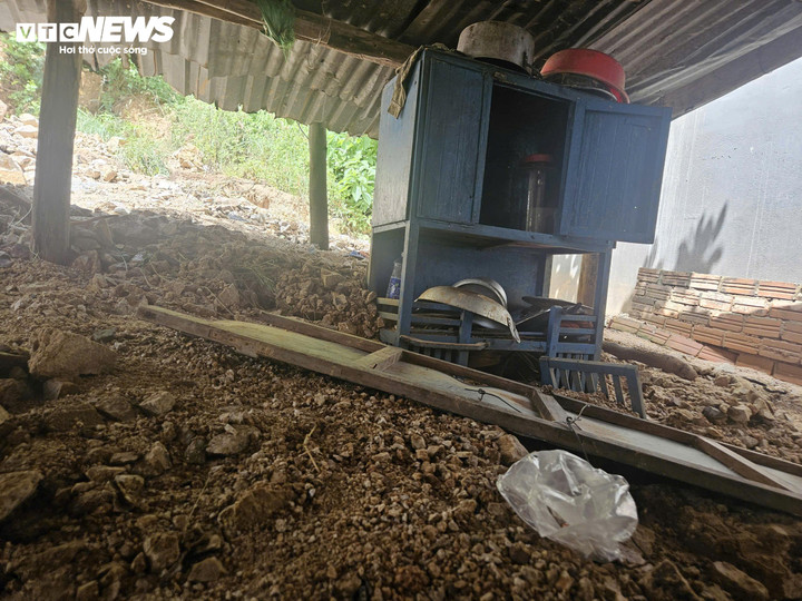 Theo anh Cường, mỗi lần đất cát tràn xuống, toàn bộ đồ điện tử trong nhà cũng bị hư hỏng. Bùn đất bám khắp nơi, lau dọn suốt mấy ngày liền rất cực nhọc.