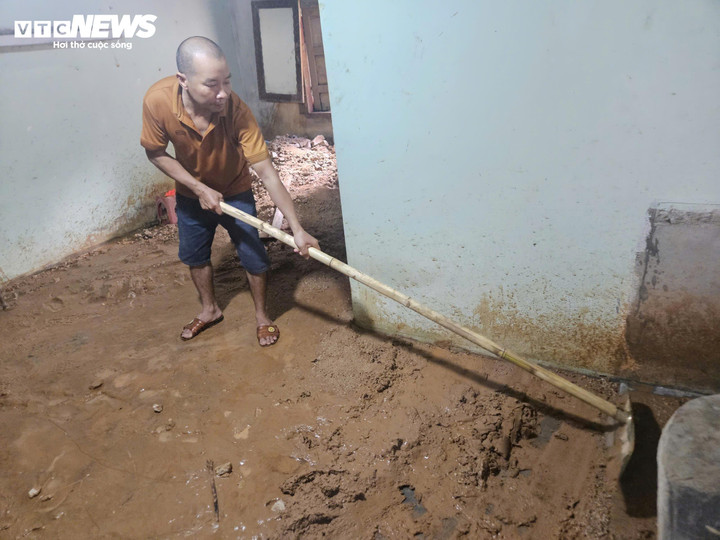 Là một trong những hộ dân chịu ảnh hưởng từ công trình trên, anh Phạm Ngọc Cường (44 tuổi) cho hay, từ năm 2022 đến nay, khoảng 5 lần cùng con trai ôm đồ bỏ chạy. Gần đây nhất là khoảng 2 - 3h sáng 16/10 sau cơn mưa lớn, đất đá từ cao tốc Quy Nhơn - Chí Thạnh ồ ạt chảy xuống nhà.