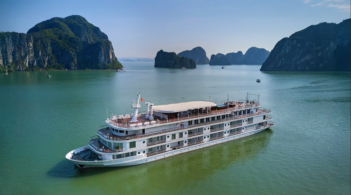 Du thuyền Paradise Legacy trên vịnh Hạ Long.