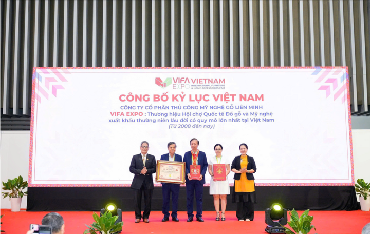 Đại diện Ban Lãnh đạo Công ty Liên Minh nhận xác lập kỷ lục Việt Nam.