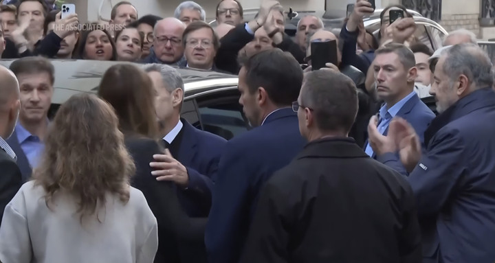 Cựu Tổng thống Pháp Nicolas Sarkozy hôm hôn tạm biệt vợ trước khi vào tù. (Ảnh: AP)