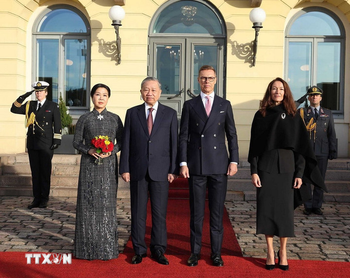 Tổng thống Cộng hòa Phần Lan Alexander Stubb và Phu nhân chủ trì lễ đón chính thức Tổng Bí thư Tô Lâm và Phu nhân Ngô Phương Ly, cùng Đoàn đại biểu cấp cao Việt Nam - Ảnh: TTXVN