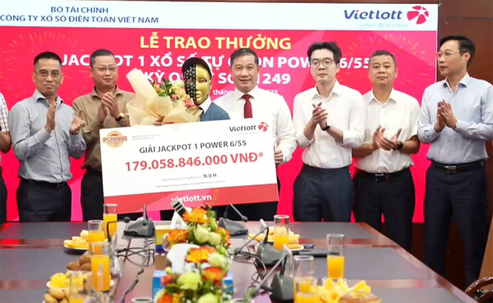 Anh H nhận giải độc đắc Jackpot 1 trị giá hơn 179 tỷ đồng. (Ảnh: Vietlott)